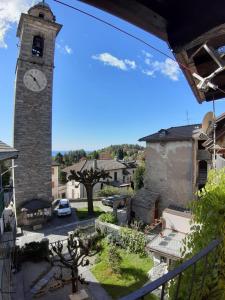 una torre dell'orologio nel bel mezzo di una città di Lilla a Premeno