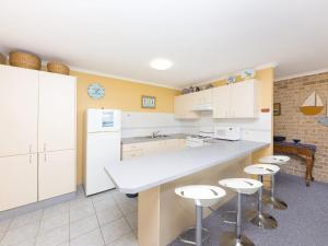 A kitchen or kitchenette at Sundek 18