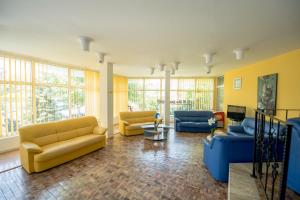 a living room with yellow and blue couches at Hotel Cristal in Jupiter
