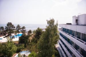 a hotel with a view of a pool and the ocean at Hotel Cristal in Jupiter