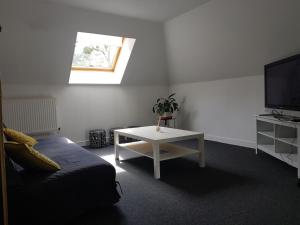 um quarto com uma cama, uma mesa e uma televisão em Appart dans grande demeure au calme em Auzebosc