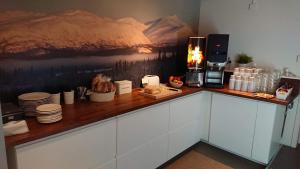 Příslušenství pro přípravu čaje a kávy v ubytování Marsfjäll Mountain Lodge Hotell i Saxnäs