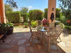 un patio con mesa y 4 sillas en CASA el NOGAL, en Salas Bajas