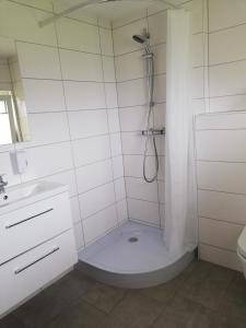Ένα μπάνιο στο Ferienhaus Am-moore