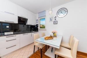 Kuchyň nebo kuchyňský kout v ubytování Apartment Kristina