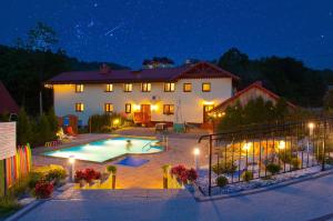 a house with a swimming pool at night at Ośrodek U Fojta in Wisła