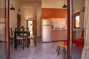 uma cozinha e sala de jantar com uma mesa e um frigorífico em Rooms & Apartments Vukasović em Kotor