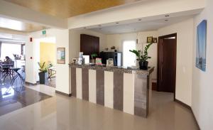 Area lobi atau resepsionis di Sandy Suites