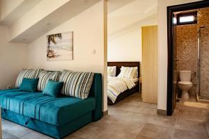 - un salon avec un canapé et un lit dans l'établissement Rooms & Apartments Vukasović, à Kotor