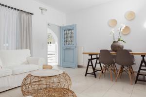 un soggiorno con un divano bianco e un tavolo di Harmonia House a Kamari