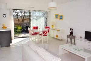 a living room with a couch and a table at Les Jardins de Valbonne Village in Valbonne