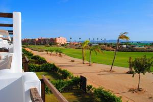 desde el balcón de un complejo con palmeras en Penthouse Mar Menor Golf Resort - Stylish, Bright en Torre-Pacheco