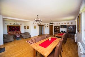 a living room with a wooden table and chairs at Pensiunea Agroturistica Raluca in Vadu Izei