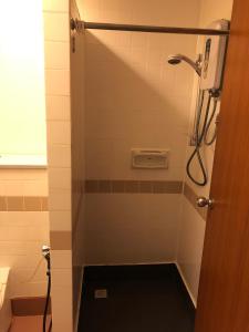 W łazience znajduje się prysznic ze szklanymi drzwiami. w obiekcie Hotel Seri Malaysia Alor Setar w mieście Alor Setar