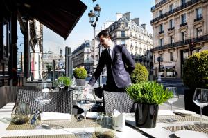 En restaurant eller et andet spisested på Edouard 7 Paris Opéra