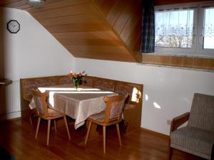 uma sala de jantar com mesa e cadeiras em Ferienwohnung Oswald em Isny im Allgäu
