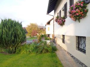 a house with flower boxes on the side of it at Ferienwohnung Oswald in Isny im Allgäu