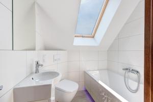 biała łazienka z umywalką i toaletą w obiekcie Amber House w Wisełce