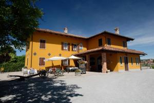 Foto da galeria de Agriturismo Ca' Brusà em Monforte dʼAlba