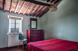 Postel nebo postele na pokoji v ubytování Accogliente alloggio con vista e piscina