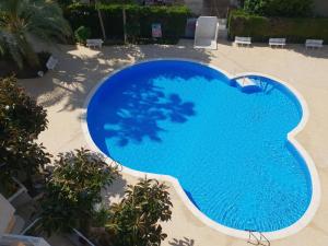 uitzicht over een groot blauw zwembad bij Piso familiar Salou in Salou