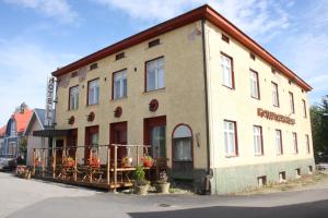 a building with flowers on the front of it at Kokemäen Seurahuone in Kokemäki