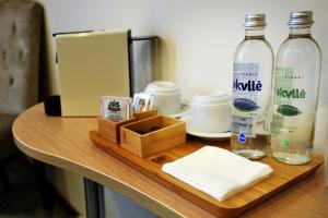 una mesa con una botella de leche y una caja de pañuelos en Pasažo namai B&B, en Raseiniai