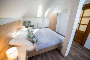 una piccola camera con letto e scrivania di Apartament Miejski a Wisła