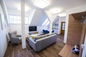 un soggiorno con divano e TV di Apartament Miejski a Wisła