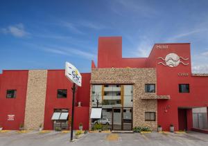 马塞约塞百酒店的上面有酒店标志的红色建筑