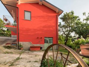 una casa roja con una pared roja en La casetta di richetto, en Anagni