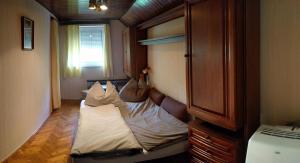a bedroom with a bed in a room at Oázis Apartman in Szántód