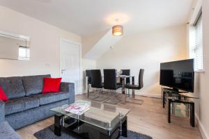 TV a/nebo společenská místnost v ubytování 4 bed home, driveway parking ideally located in Latchford, Warrington - Executive St Marys House