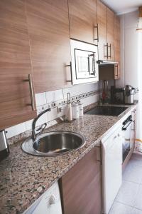 uma cozinha com um lavatório e uma bancada em Piso turístico Belisa em Lerma