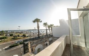 balcón con vistas al océano y a las palmeras en Camera sul mare Riviera, en Porto Cesareo