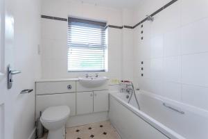 Koupelna v ubytování 4 bed home, driveway parking ideally located in Latchford, Warrington - Executive St Marys House + 35 fotografií