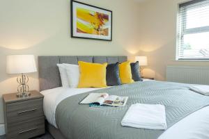 Postel nebo postele na pokoji v ubytování 4 bed home, driveway parking ideally located in Latchford, Warrington - Executive St Marys House