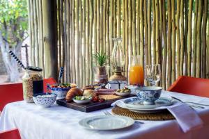 Opciones de desayuno disponibles en Kalahari Camelthorn Guesthouse and Camping