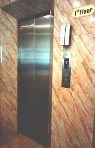 ホーチミン・シティにあるヴィ ザ バックパッカーズ ホステル 2の壁面に施工標識のあるエレベーター
