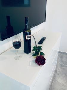 una botella de vino y una copa en una barra en Ubytování V Zátiší Lednice, en Lednice
