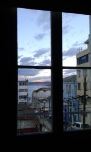 una finestra con vista sulla città di El Navegante B&B a Valparaíso