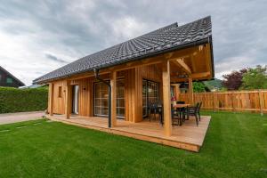 dom z dachem na pokładzie ze stołem w obiekcie Chalet 164 w mieście Bad Goisern