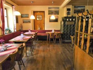 バート・シャンダウにあるErbgerichtのテーブルと椅子、ワイン樽のあるレストラン