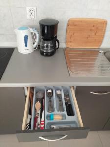 Příslušenství pro přípravu čaje a kávy v ubytování Tili