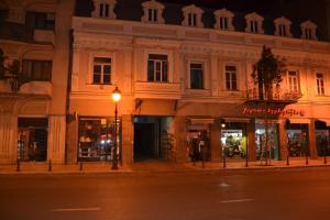 トビリシにあるHOTEL IMERETI TBILISiの夜の建物の前の街灯