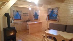 a kitchen with a stove and a table in a room at Rancho Zapole in Zasadne