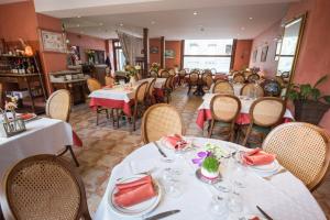 Restaurace v ubytování Les Ambassadeurs Logis Hotels et Restaurant