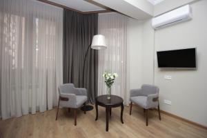 TV a/nebo společenská místnost v ubytování A Hotel Yerevan