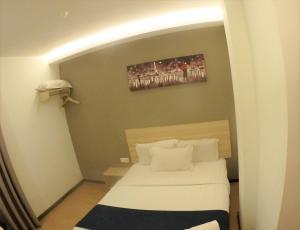 Postel nebo postele na pokoji v ubytování 1 Orange Hotel Sungai Buloh