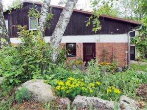 a brick house with a garden with yellow flowers at Ferienwohnung am Dümmer See in Dümmer